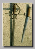 Chladné zbraně meče dýky kordy tesáky